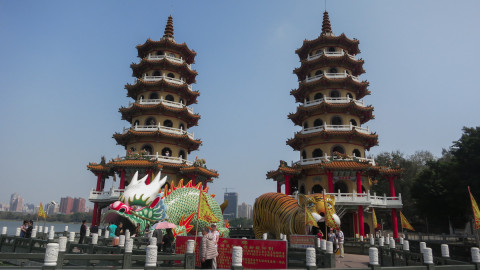 Dragon and Tiger Pagoda scene picture